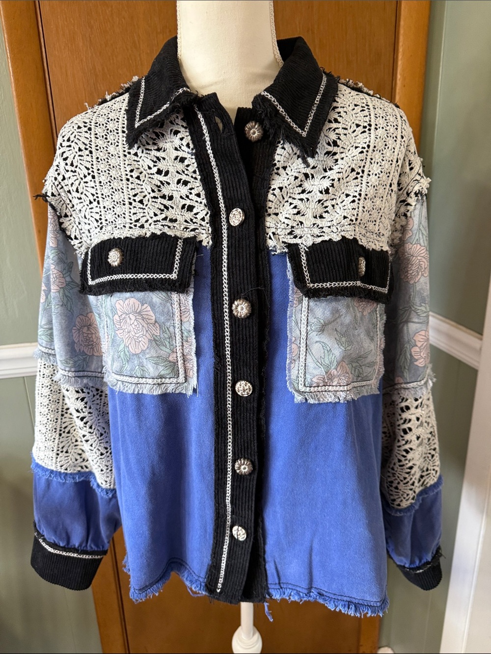 POL Cream  Knit Top on Black And Blue Fabric Size S